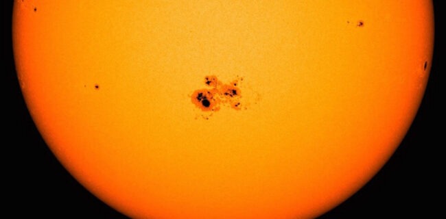 Чем больше пятен на Солнце, тем больше солнечных вспышек. Фото.