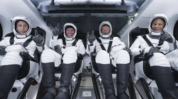 SpaceX впервые отправила туристов на МКС при помощи корабля Crew Dragon. Космические туристы внутри корабля Crew Dragon. Фото.
