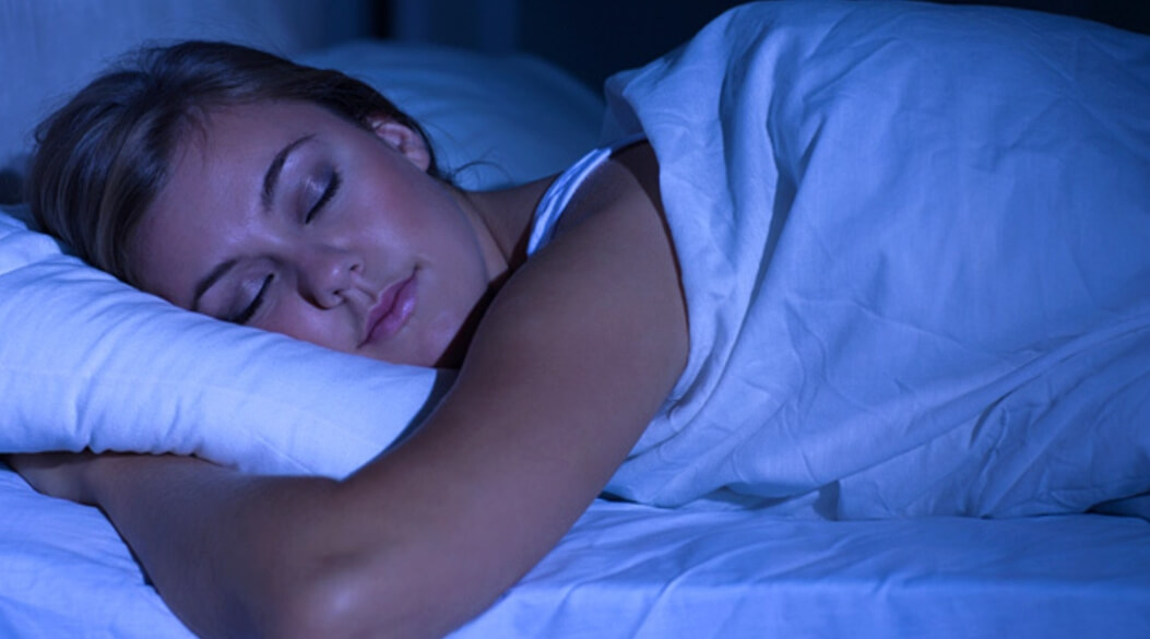 Человек сохраняет хоть какую-то бдительность даже во время сна. Фото.