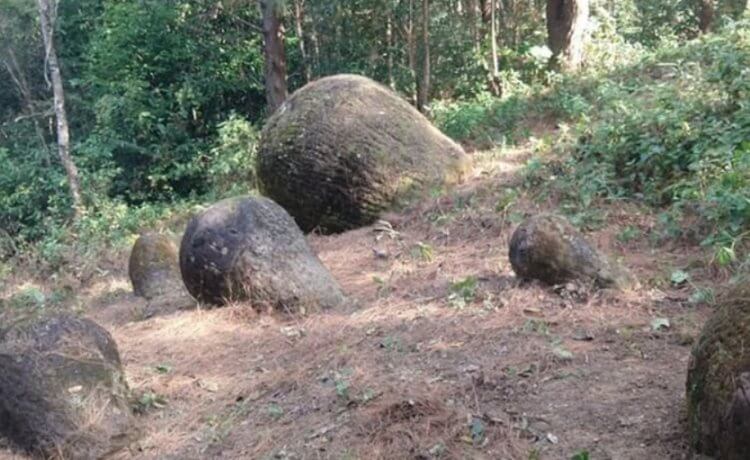 В Индии найдены загадочные кувшины из камня, сделанные древними людьми. Загадочные кувшины неподалеку от индийской деревни Геракило. Фото.