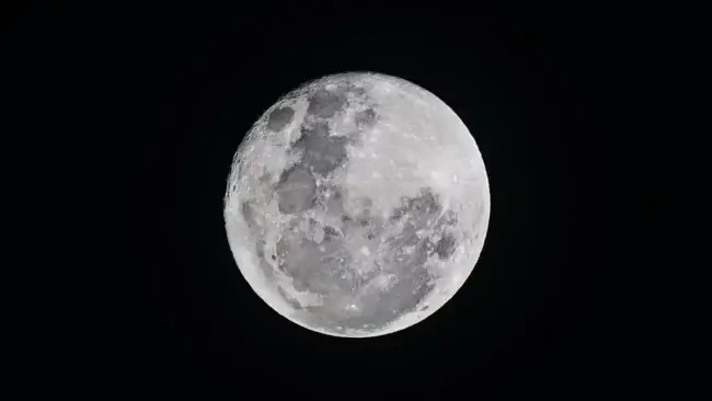 Откуда взялась Луна. Две стороны Луны появились из-за столкновения космических тел и обломков, что произошли несколько миллиардов лет назад в окрестностях южного полюса Луны. Фото.