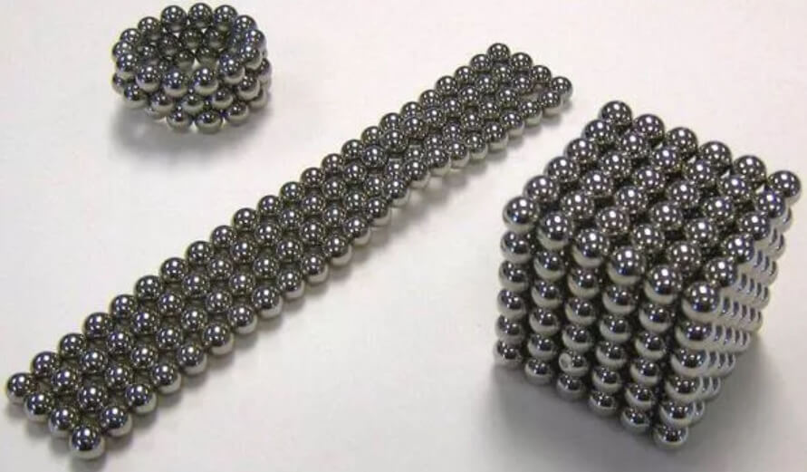 Игрушки с маленькими магнитами очень опасны для детей. Фото.