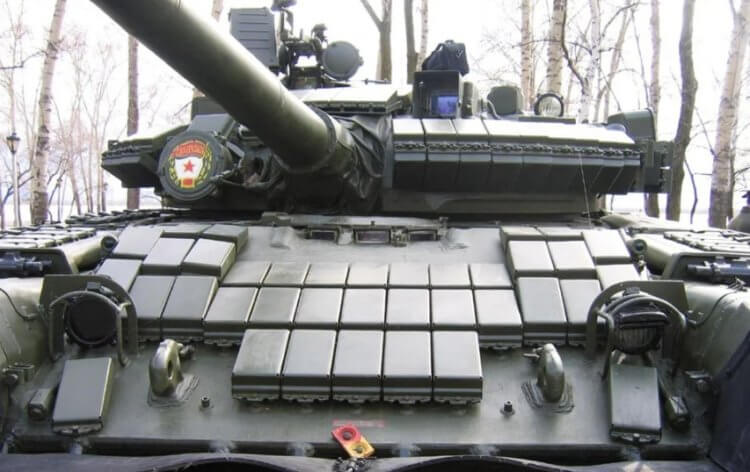 Динамическая защита танков от кумулятивных снарядов. Динамическая защита танка гасит энергию кумулятивной струи. Фото.