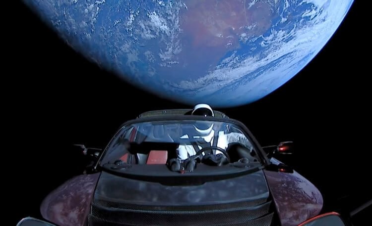 Когда на Землю нападут инопланетяне? Однажды в космос был отправлен целый автомобиль Tesla! Фото.