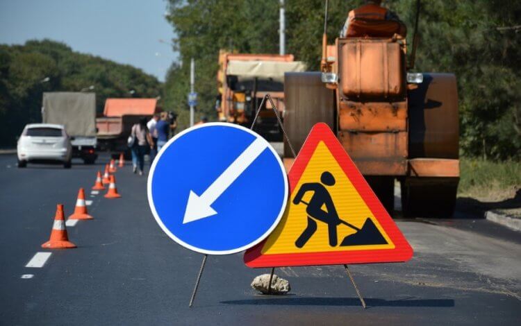 Когда дорога нуждается в ремонте? Ремонтировать дороги нужно в очень сжатые сроки, поэтому рабочим нужно действовать быстро. Фото.