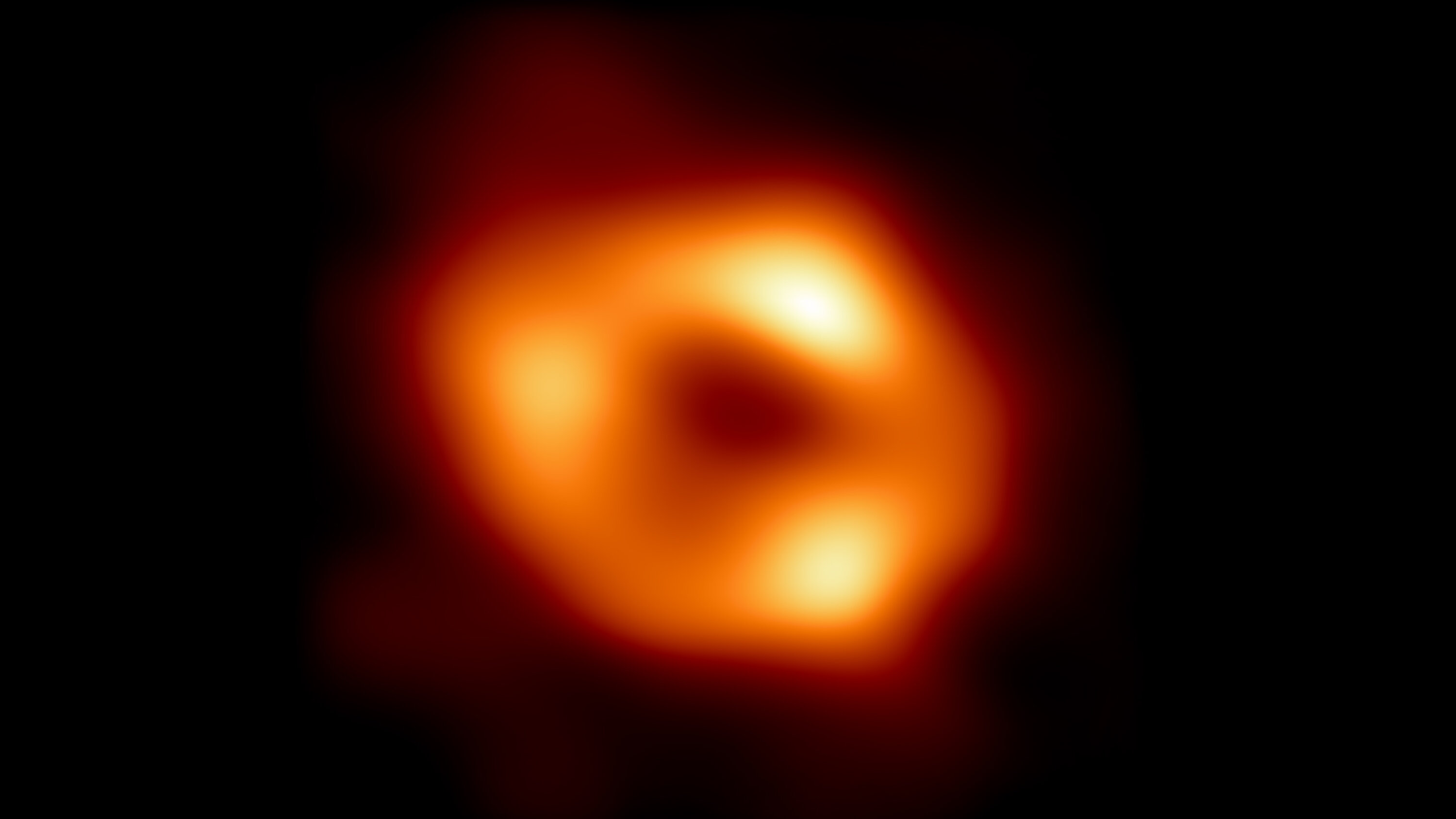 bb hhh <p>На протяжении многих лет ученые мечтали заглянуть в сердце Млечного Пути. Удивительно, но их мечта наконец сбылась: с помощью сети обсерваторий проекта „Телескоп горизонта событий“ (EHT) астрономы опубликовали первое в истории изображение Стрельца А* - сверхмассивной черной дыры в центре Галактики. Ее масса превышает солнечную в 4 миллиона раз. Этот космический монстр расположился на расстоянии около 26 тысяч световых лет от Земли и технически увидеть его невозможно. Но так как черные дыры притягивают к себе все объекты поблизости, они окружены светящейся уничтоженной материей, которая кружится над пропастью со скоростью, близкой к скорости света.