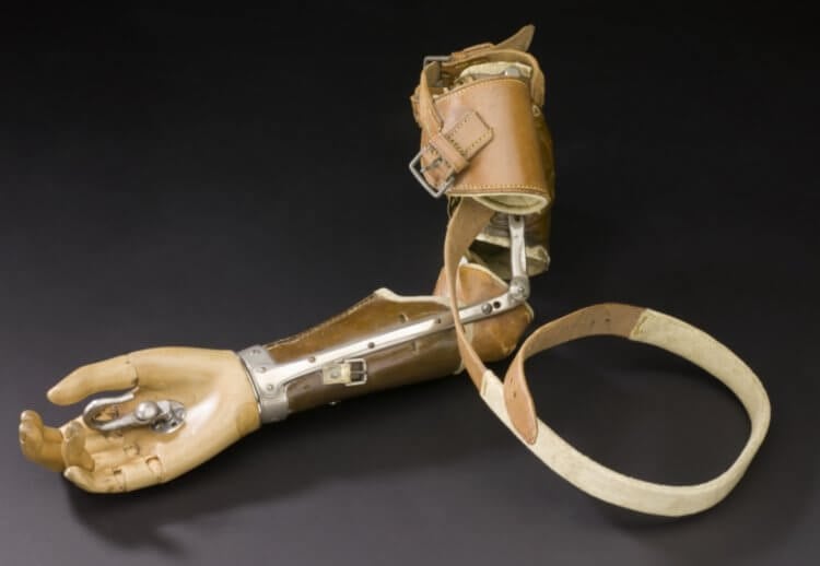 Как появились протезы рук и ног? Со временем бионические руки становились более функциональными и легкими. Фото.