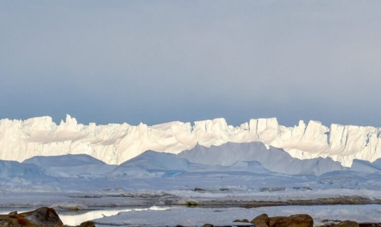 Подо льдами Антарктиды найдено жидкое озеро размером с город. Побережье Антарктиды недалеко от места расположения озера Снежный орел. Фото.