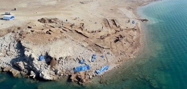 Что известно об 3400-летнем городе, который вышел из-под воды в Ираке? Место раскопок древнего города называется Кемуне. Фото.