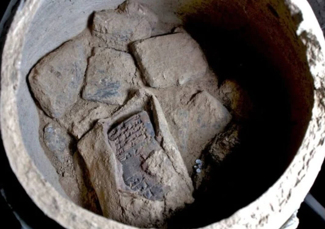 Керамический сосуд с глиняными табличками. Фото.