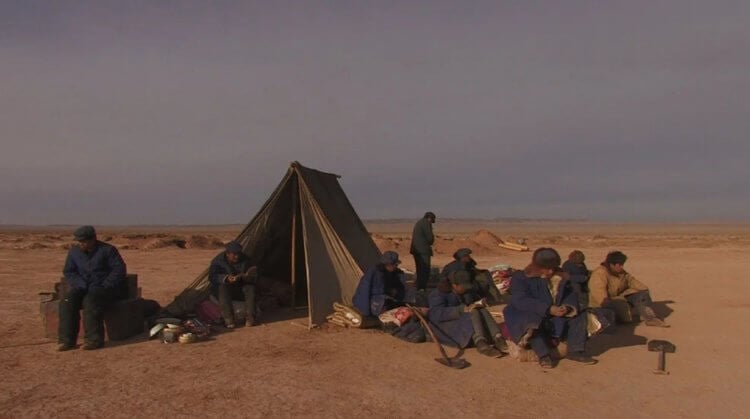 Голод в лагере «Канава». Кадр из фильма «Канава». Фото.