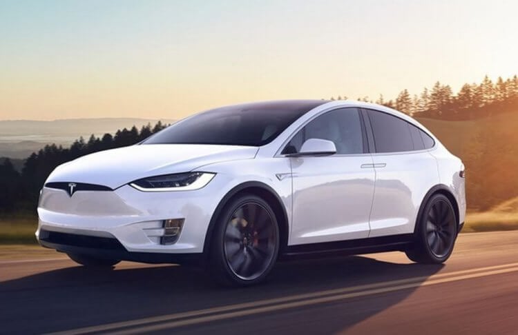 Электрический транспорт. Самая популярная марка электрических автомобилей — это Tesla. Фото.