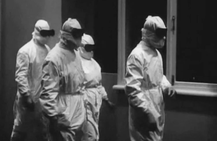 Московский карантин в 1960 году. В 1960-е годы можно было встретить врачей в защитных костюмах. Фото.