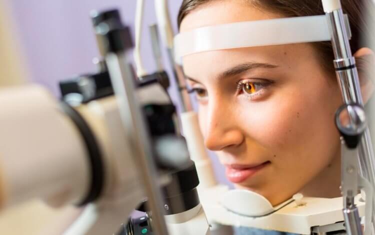 Паразиты в глазах человека. Диагностика глазного токсоплазмоза происходит в кабинете офтальмолога. Фото.