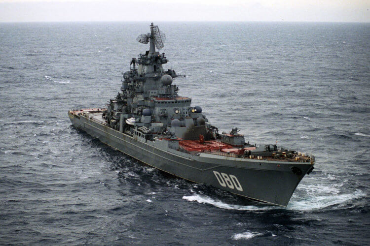 Корабль с гиперзвуковыми ракетами “Циркон” на борту. Ожидается, что крейсер «Адмирал Нахимов» вернется в строй в 2023 году. Фото.