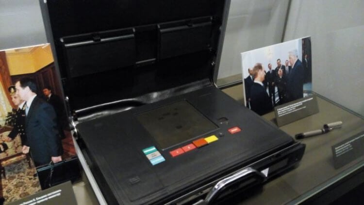 Как работает ядерный чемоданчик. Ядерный чемоданчик первого президента России Бориса Ельцина. Фото.