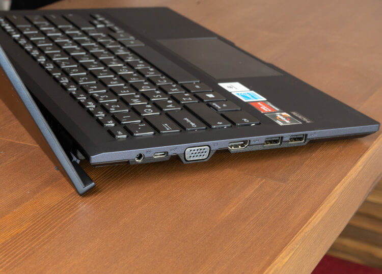 Остался ли я доволен покупкой. Вот так ноутбук стоит на столе с открытой крышкой. Фото.