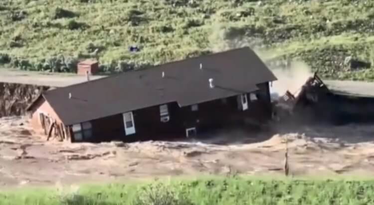Пора готовиться к климатическим изменениям? Многие дома в результате наводнения сползли в реку. Фото.
