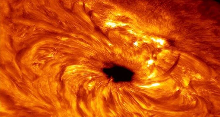 Гигантское пятно на Солнце за сутки увеличилось в два раза — что это значит? Земля оказалась «под прицелом» гигантского пятна на Солнце. Фото.