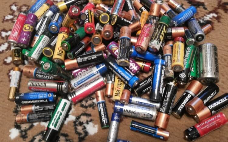 Вредность пальчиковых батареек. Пальчиковые батарейки содержат в себе много вредных веществ. Фото.