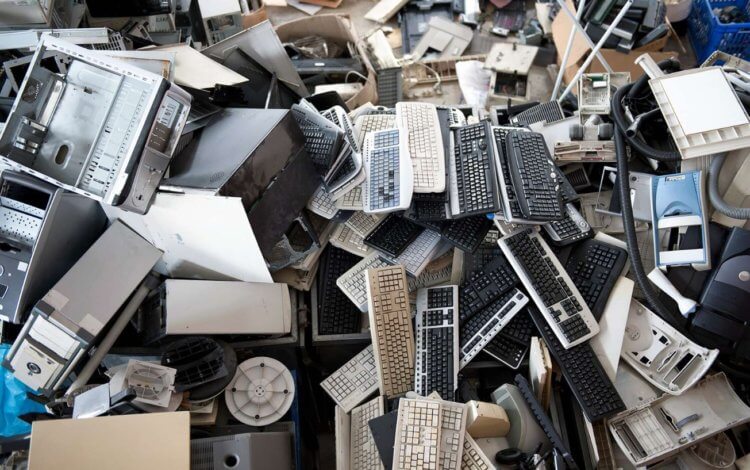 Вредность старой электроники. Старая электроника тоже является распространенным видом мусора. Фото.