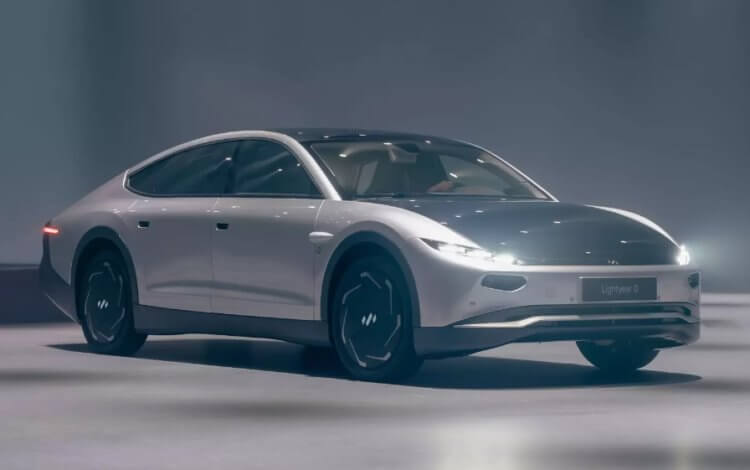 Чем Lightyear 0 лучше Tesla? Автомобиль Lightyear 0 обладает очень аэродинамичным кузовом. Фото.