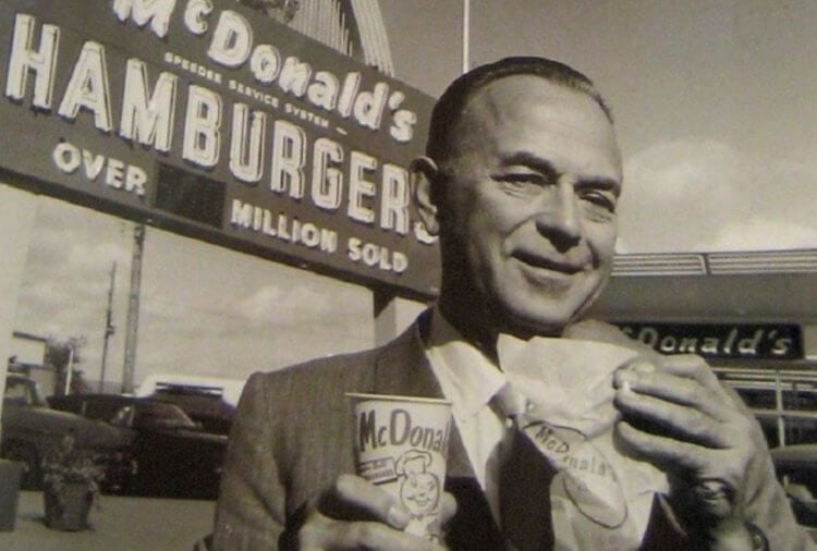 Как Рэй Крок повлиял на «Макдоналдс»? Рэй Крок на фоне «Макдоналдса». Фото.