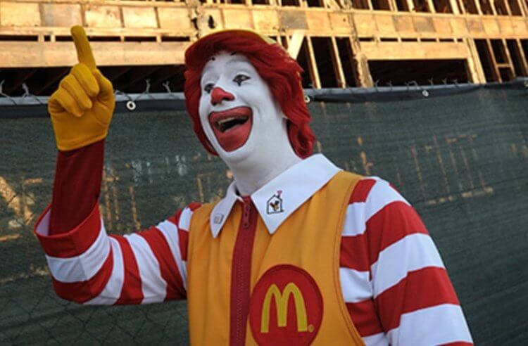 В чем секрет успеха ресторанов «Макдоналдс»? Клоун Рональд Макдональд. Фото.