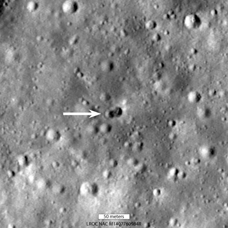 Загадочный кратер на Луне. Двойной кратер на Луне. Фото.