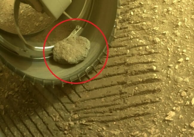 В колесе марсохода Perseverance застрял камень. Может ли он помешать миссии? Фото.