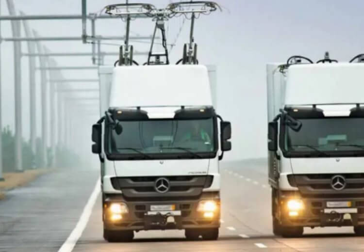 Какими будут дороги будущего? Конструкция для зарядки грузовиков в Германии. Фото.