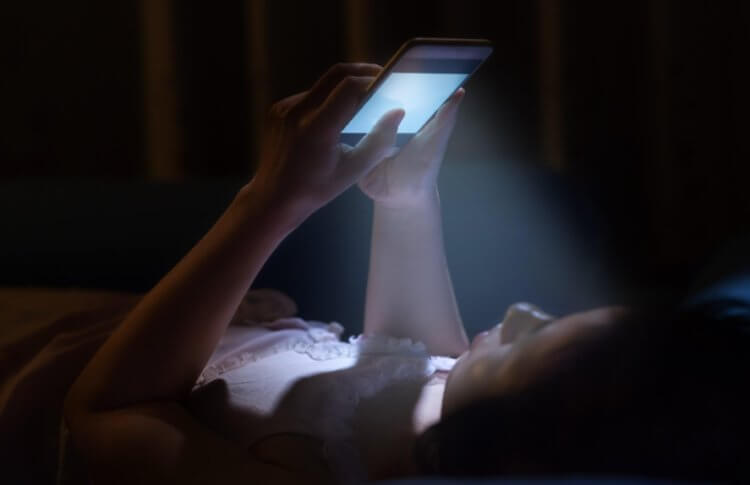 Увлеченность смартфоном перед сном. Прокрастинация в кровати является очень большой проблемой. Фото.