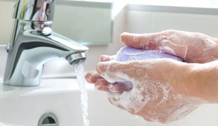 Как себя вести в общественном туалете? Главное правило — регулярно мыть руки. Фото.