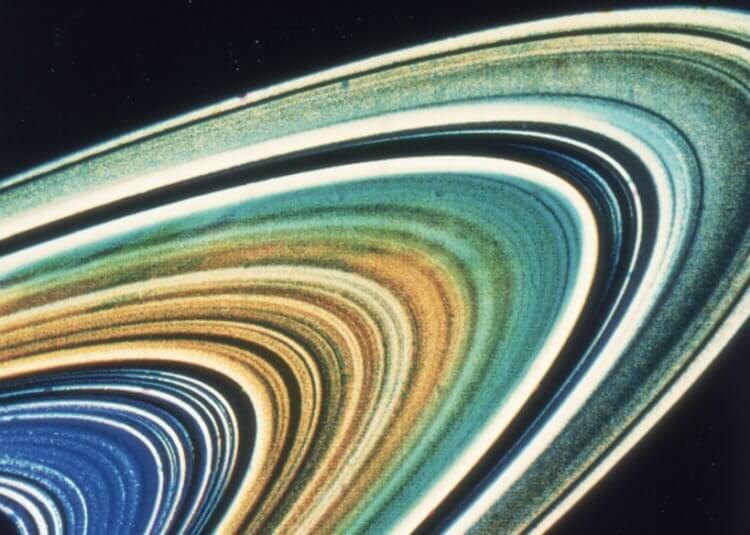 Лучшие фотографии «Вояджеров». Цветное изображение колец Сатурна, снятое в 1981 году. Фото.