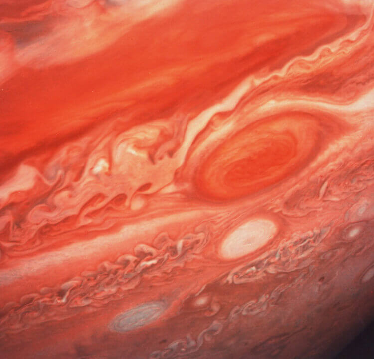 Лучшие фотографии «Вояджеров». Большое красное пятно на Юпитере, снятое в 1979 году. Фото.