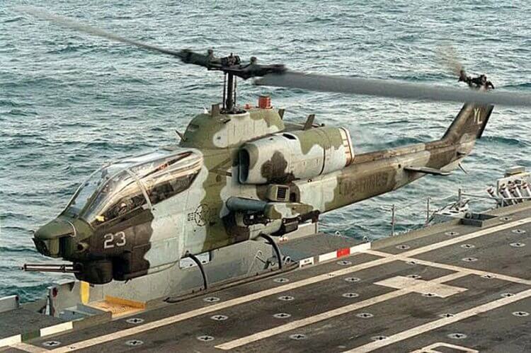 История создания вертолета “Ночной охотник”. Американский вертолет Bell AH-1 Cobra, который применялся во время войны во Вьетнаме. Фото.