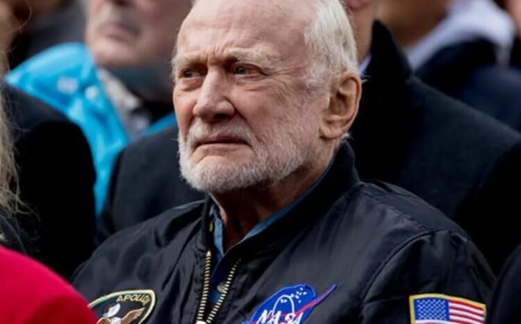 Памятные вещи из космоса. Баззу Олдрину уже 92 года. Фото.