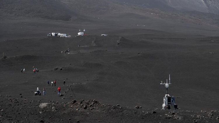 Немецкие аппараты для изучения Луны. Испытание немецких луноходов было проведено на склоне вулкана Этна. Фото.