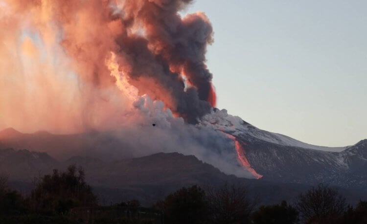 Космические испытания на вулкане Этна. Вулкан Этна часто извергается, последний раз это было в 2021 году. Фото.