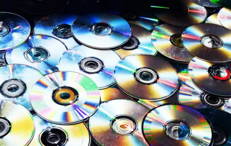 Почему люди снова хотят купить DVD-плееры? С чем именно связан повышенный спрос на DVD, не ясно. Фото.