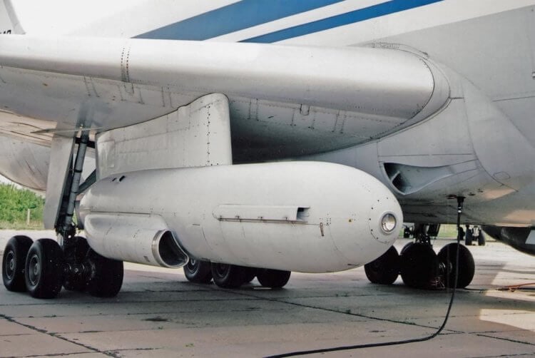 Самолет судного дня ИЛ-80. Под крыльями ИЛ-80 можно заметить энергосистемы, обеспечивающие электричеством все оборудование самолета. Фото.