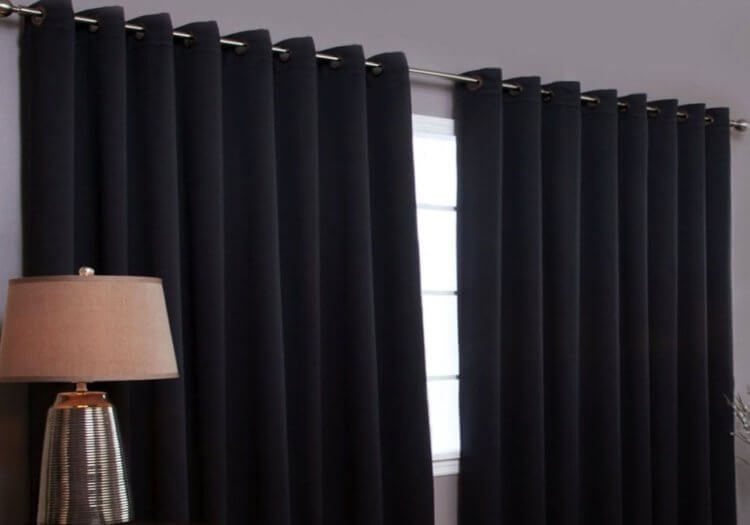 Плотные шторы защищают от жары. В каждой комнате должны быть плотные шторы из натурального материала. Фото.