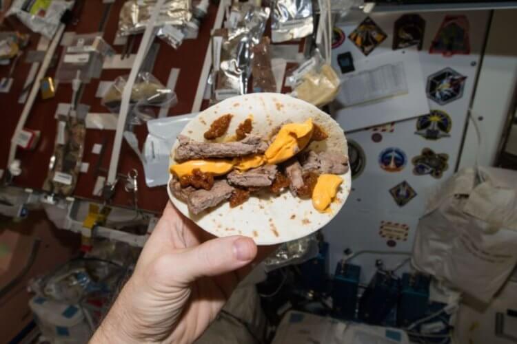 Какой мусор есть на МКС. Мусор на МКС такой же, как на Земле. Фото.