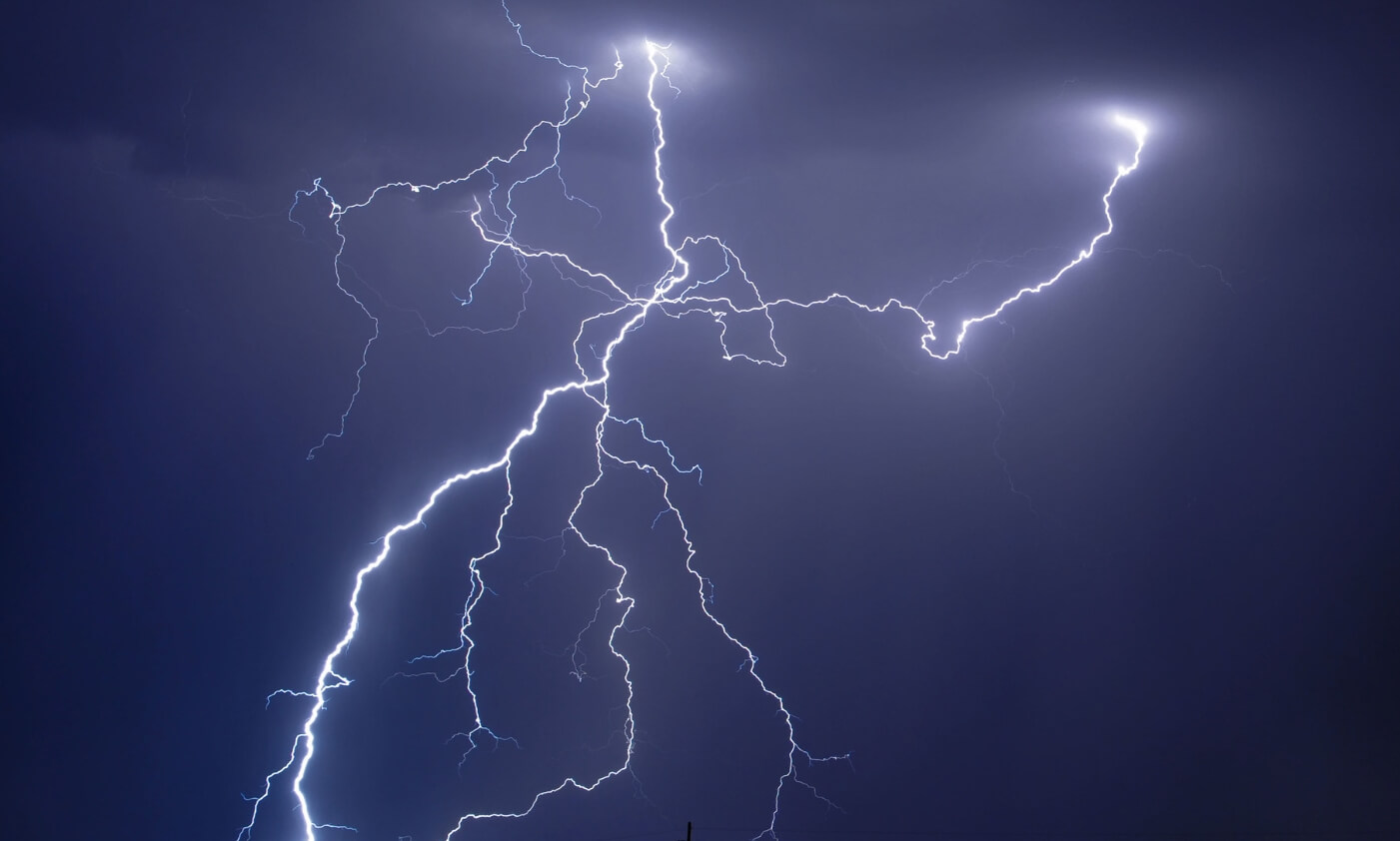 Во время грозы лучше выключить всю электронику. Фото.