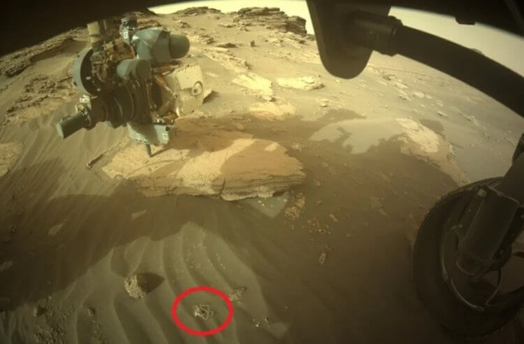 На Марсе найден кусок веревки. Как можно заметить, кусок веревки очень маленький. Фото.