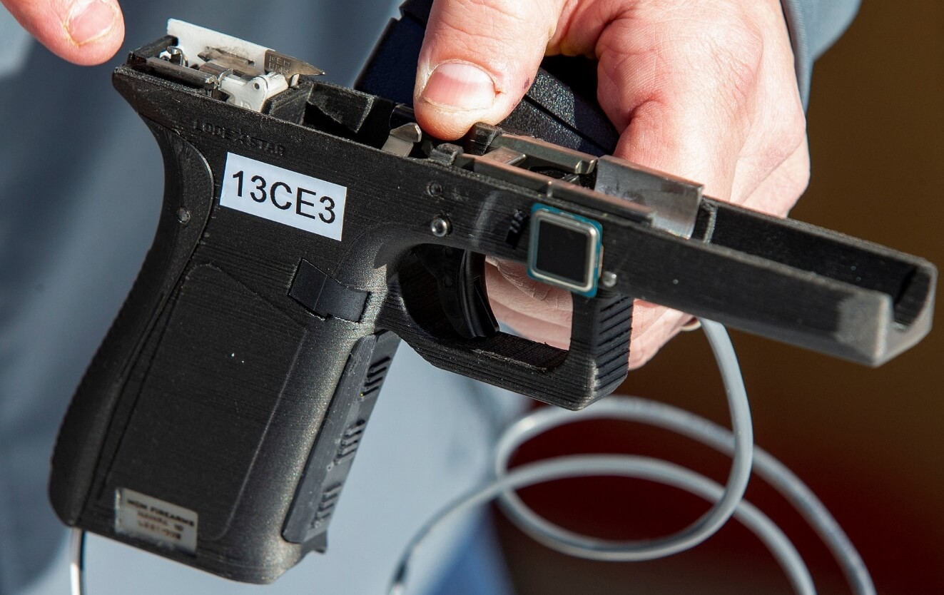 «Умный» пистолет с защитой владельца. Начинка пистолета LodeStar Works. Фото.