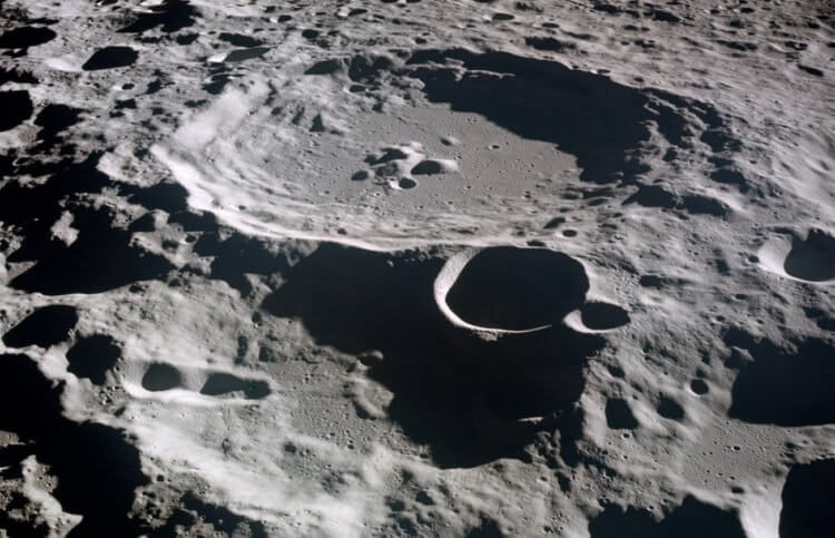 Следить за Луной очень сложно. В лунных кратерах может скрываться замерзшая вода. Фото.