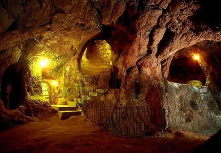 Деринкую — подземный город древности. Внутри подземного города Деринкую. Фото.