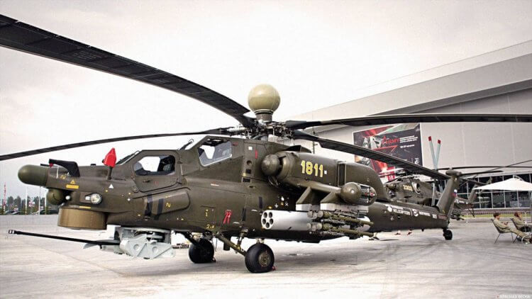 Особенности модифицированного вертолета “Ночной суперохотник”. Шар над винтом вертолета — это радиолокационная станция. Фото.