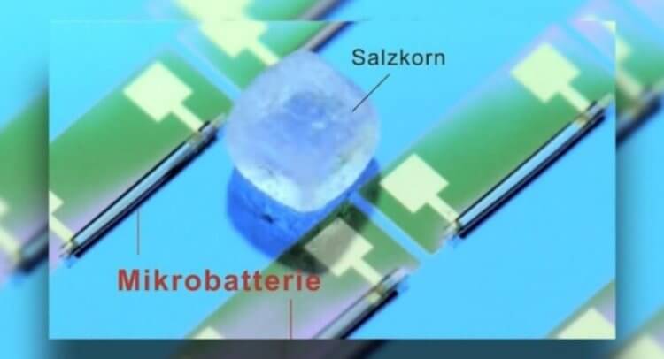 Какими будут батарейки будущего. Самая маленькая батарейка рядом с крупицей соли. Фото.